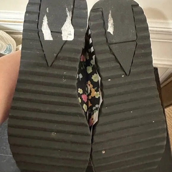 Authentic Tory Burch Black and Floral Women’s Sneakers Size 7 EUC - Picture 2 of 7